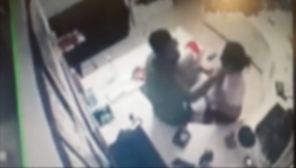 Funcionária de motel que foi agredida e ameaçada receberá R$ 5 mil de indenização; vídeo mostra a confusão