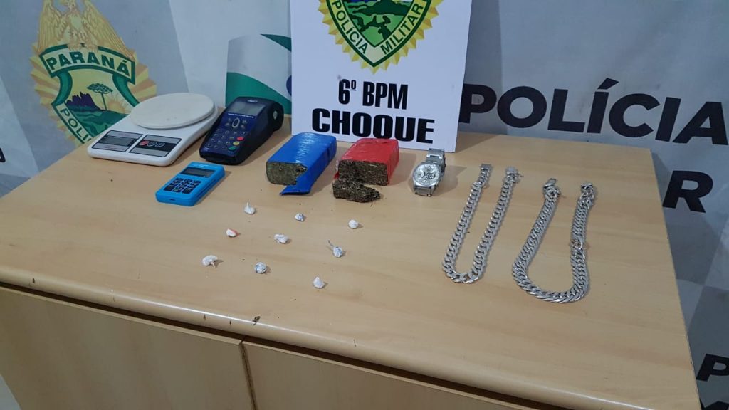 Choque detém jovem de 19 anos com maconha e cocaína em casa na Rua Vitória Régia, no Guarujá