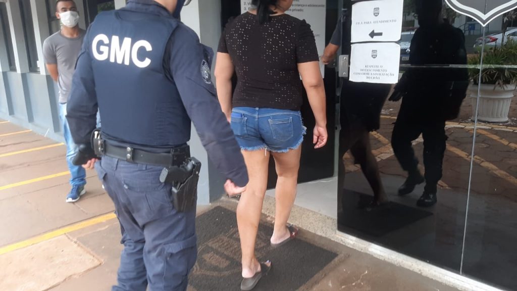 Mulher suspeita de ser autora de facadas que deixou homem ferido na Rua da Bandeira é levada a 15ª SDP