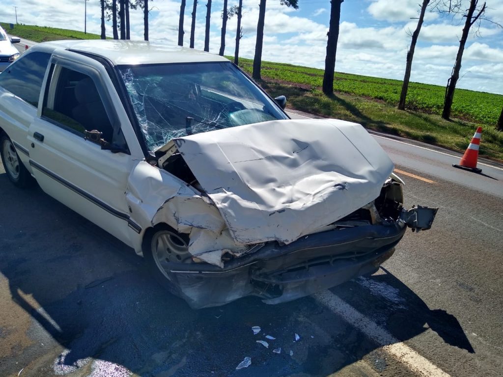 Colisão frontal entre dois automóveis deixa cinco pessoas feridas na PR-323, em Sertaneja