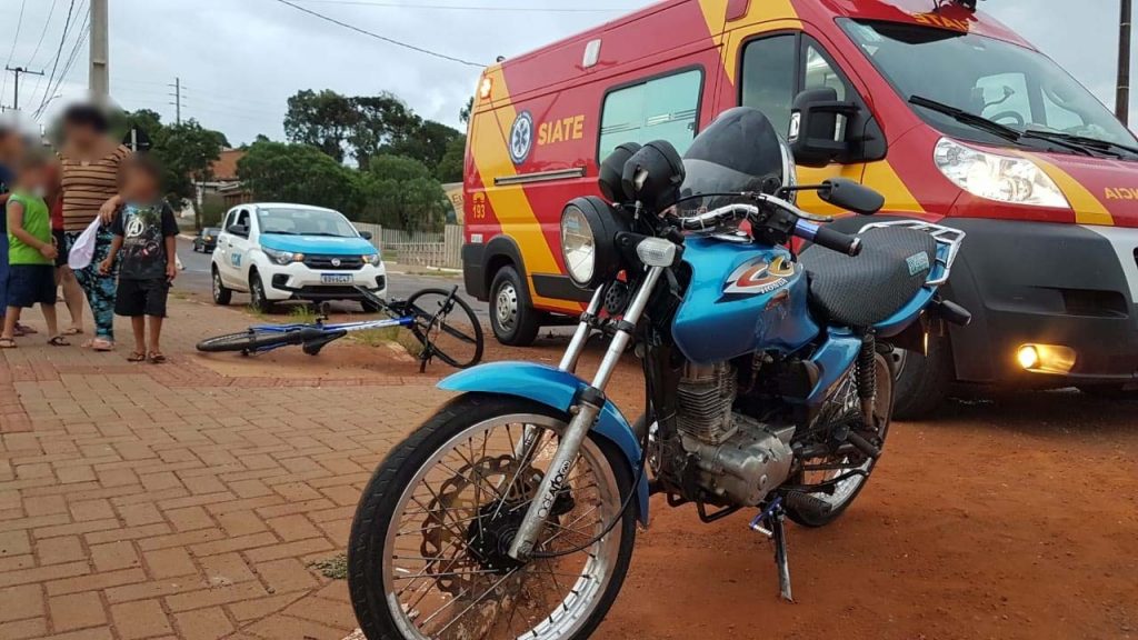Moto e bicicleta colidem na Rua Europa, no Morumbi, deixando ciclista de 28 anos ferido