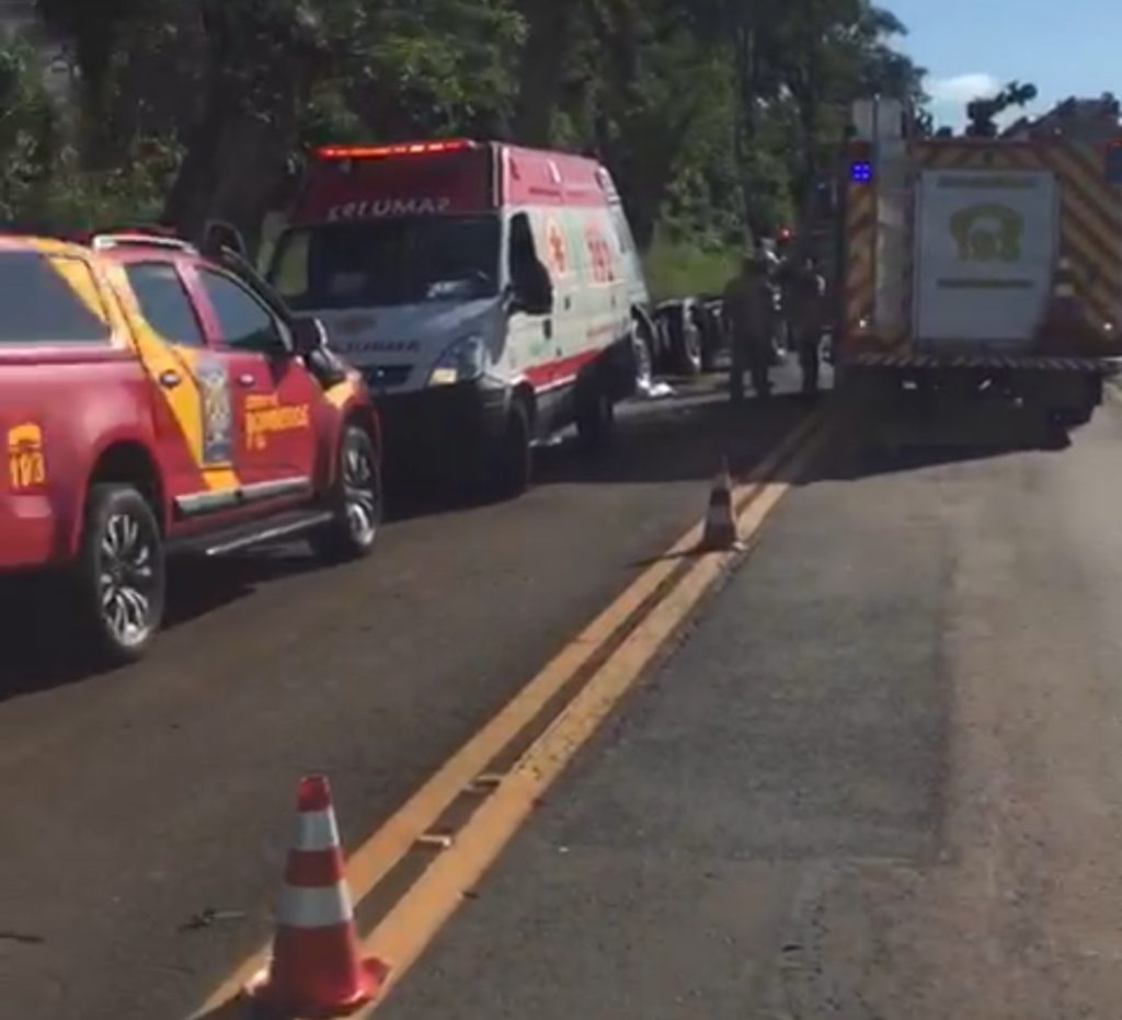 Idoso morre em colisão entre Fusca, Ecosport e caminhão na rodovia PR-090, em Ibiporã