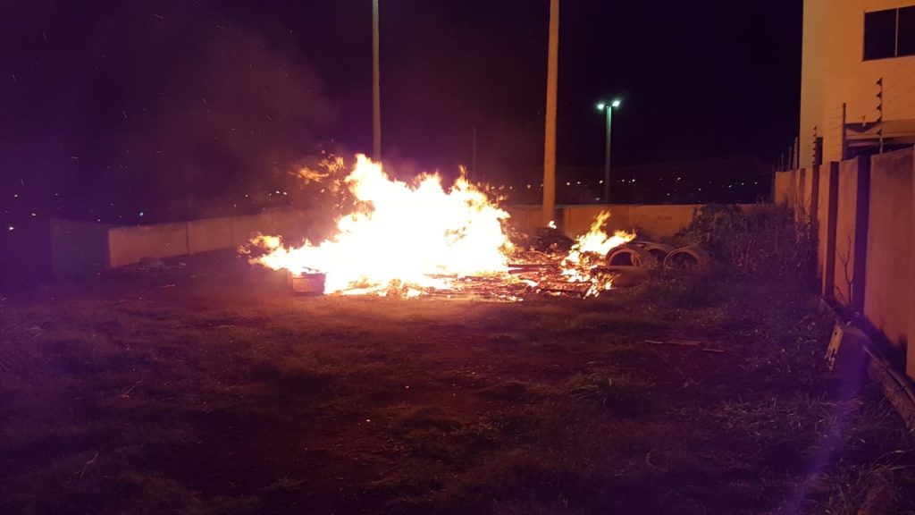 Incêndio em entulhos mobiliza Corpo de Bombeiros a terreno na Rua Nhambiquaras, no Santa Cruz