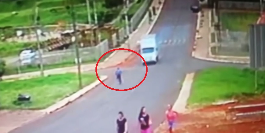 Vídeo: Câmera de segurança flagra acidente entre moto e bicicleta no Bairro Morumbi