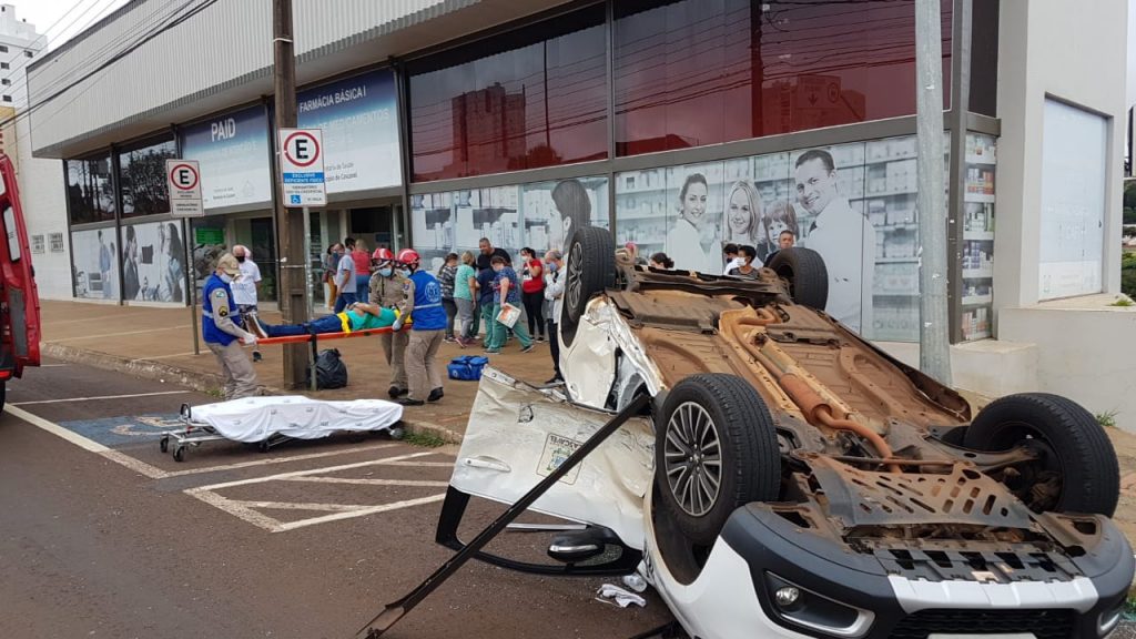 Carro da prefeitura capota após acidente na Av. Tancredo Neves, em Cascavel