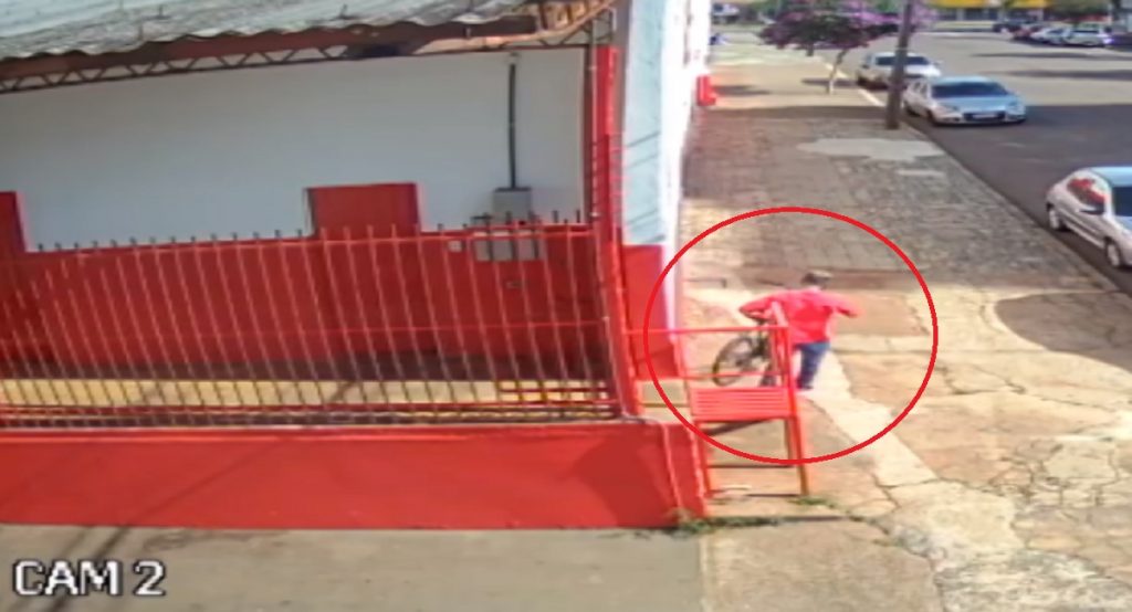 Câmera registra ladrão furtando bicicleta no Centro