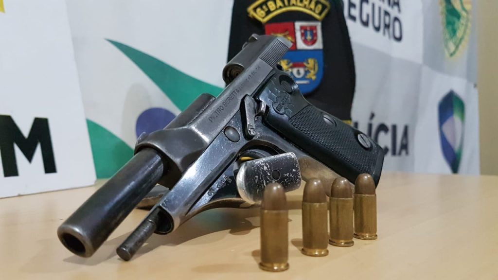 Homem que portava arma de fogo é preso pela Polícia Militar no Bairro Country