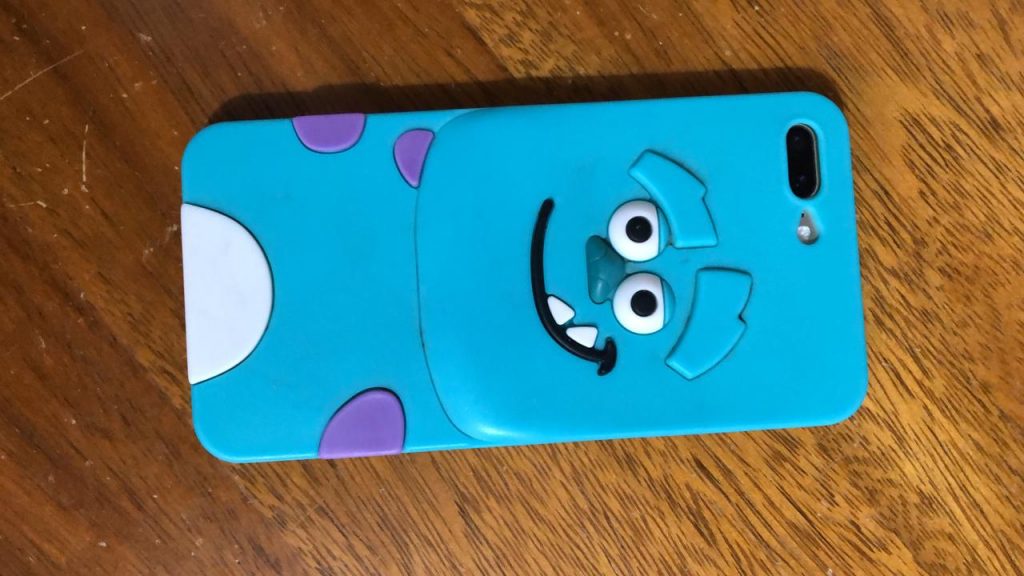 Internauta tenta localizar dono de iPhone de cor branca e capinha azul