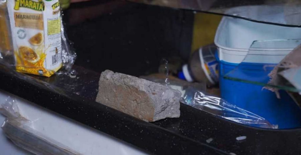 Bandidos tentam invadir casa e atacam morador com pedra, em Ponta Grossa