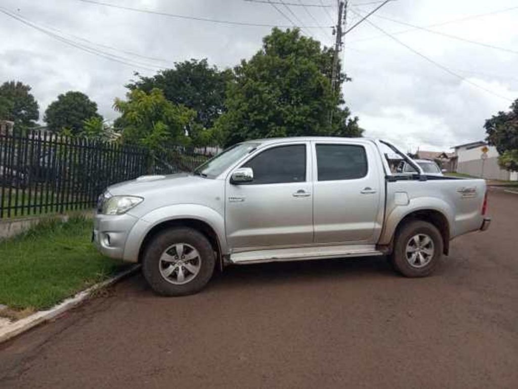 Homem que não tinha CNH e dirigia caminhonete Hilux é preso pela PM em Catanduvas