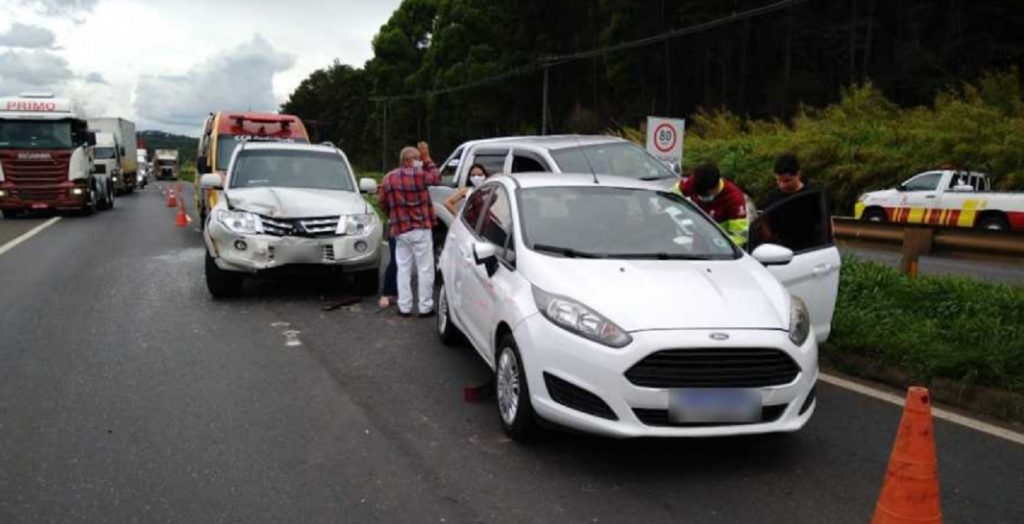 Quatro veículos se envolvem em acidente na BR-376