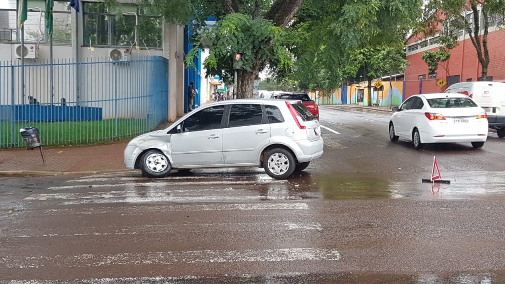 Fiesta se envolve em acidente de trânsito na Rua São Paulo, no Centro