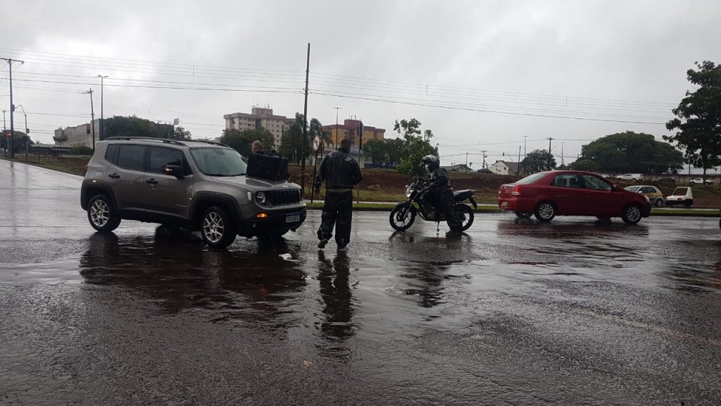 Motociclista fica ferido em batida de trânsito na Avenida Piquiri, no São Cristóvão