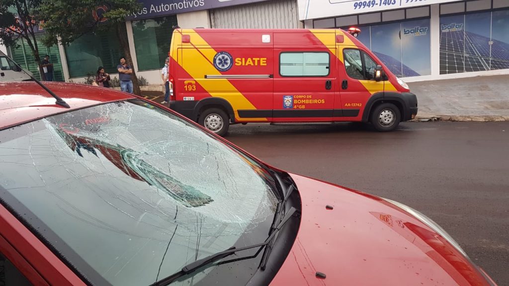 Jovem de 24 anos é atropelado por carro na Rua Souza Naves, perto do viaduto da Petrocon