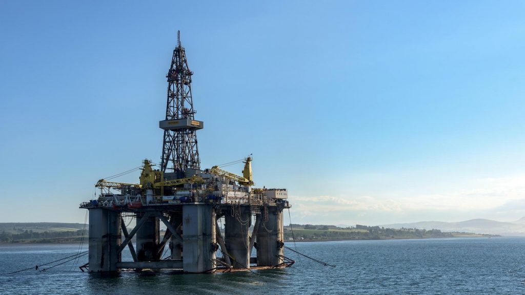 Produção de petróleo dos EUA recua após o furacão Ida, diz regulador Produção de petróleo dos EUA recua após o furacão Ida, diz regulador