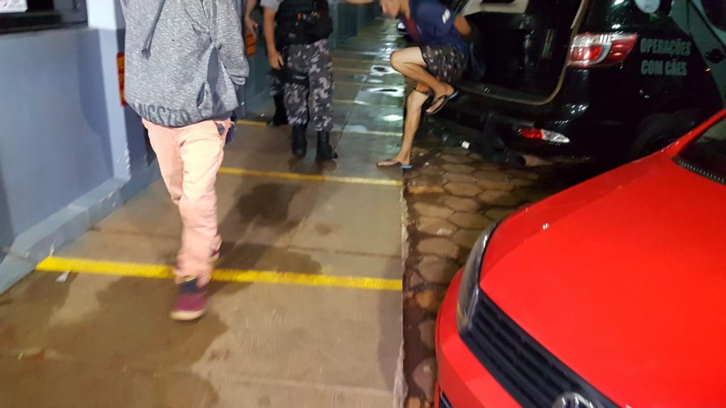 Dupla é detida pelo Choque com maconha e cocaína na Rua Cabo José Hermito de Sá, no Santa Felicidade