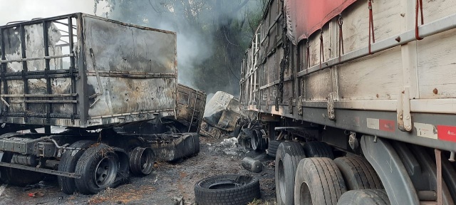 Imagem referente a Grave colisão entre caminhões deixa dois mortos e um ferido na BR-282