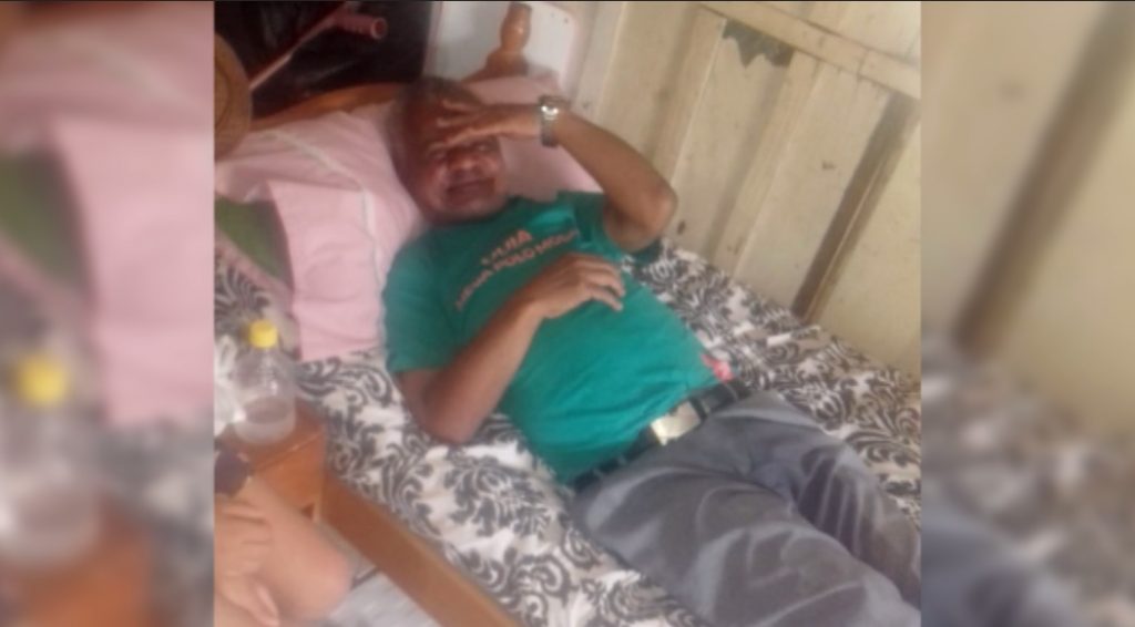 Pessoa acolhe idoso em situação de rua e está à procura de sua família