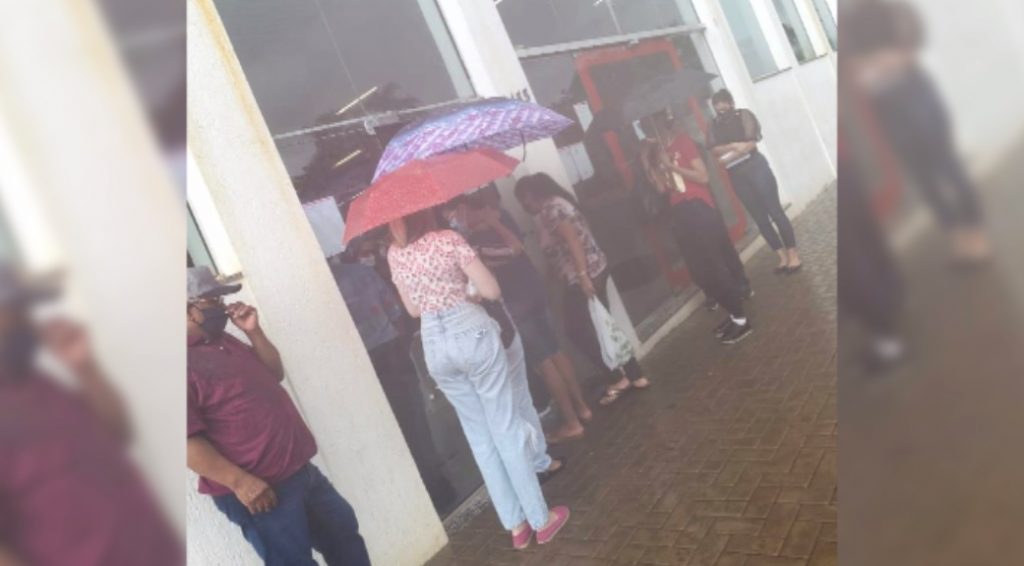 Clientes pegam chuva em fila do lado de fora de agência bancária em Cascavel