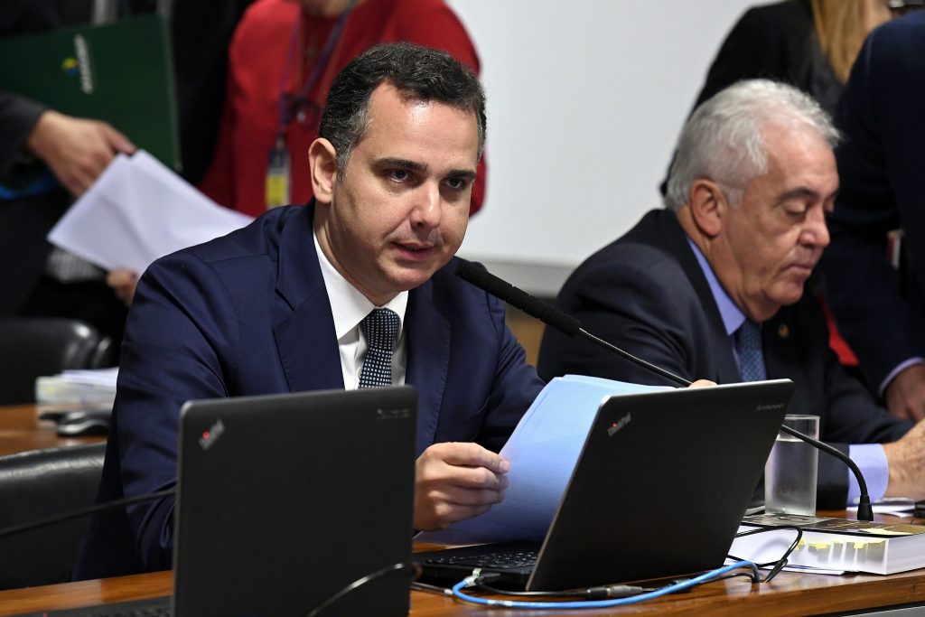 Senador Rodrigo Pacheco solicita vacinas estocadas à vice-presidente dos EUA