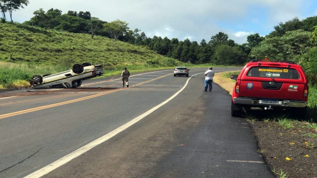 Condutor sai ileso de capotamento na BR-158 em Coronel Vivida