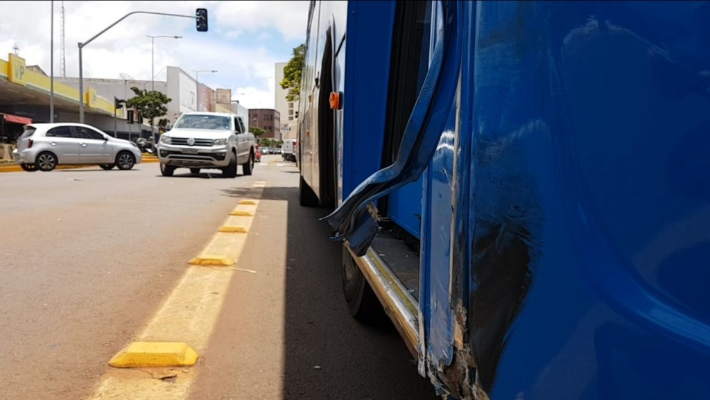 Amarok e ônibus do transporte coletivo colidem de Cascavel