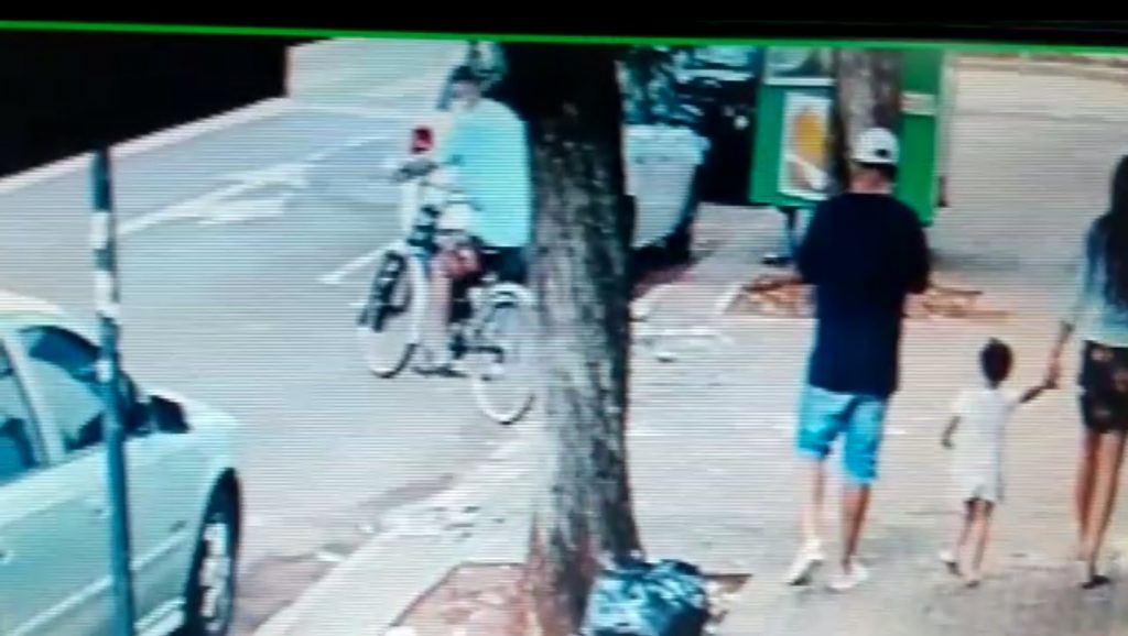 Vídeo flagra bicicleta motorizada sendo furtada no Centro