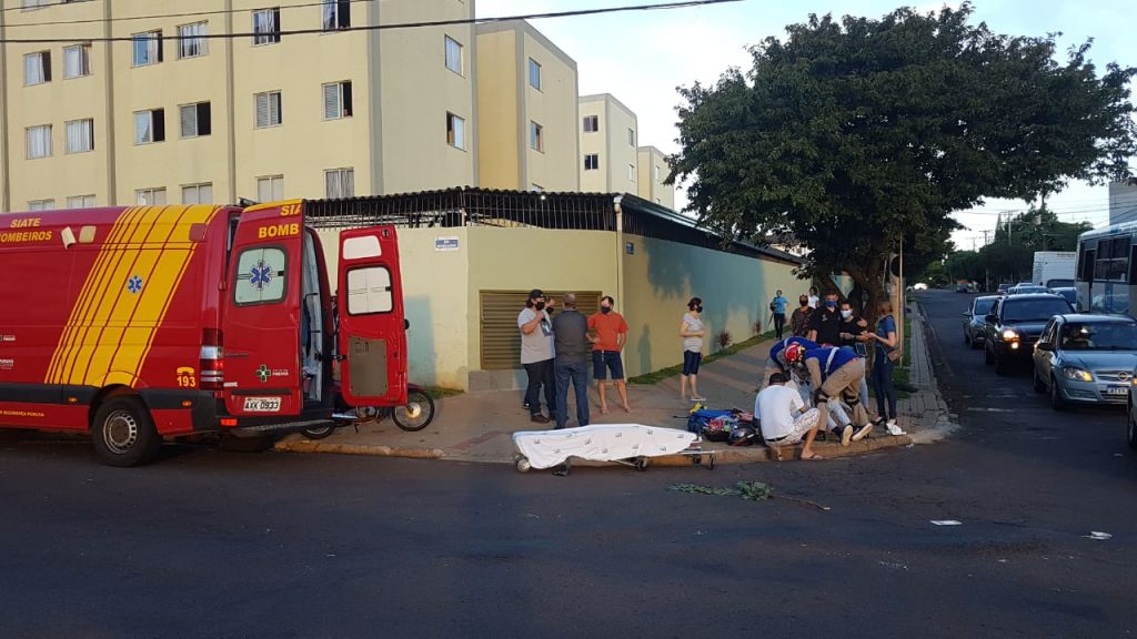 Motociclista fica ferido em colisão contra carro na esquina da Rua das Palmeiras com Francisco Bartinik, no Coqueiral