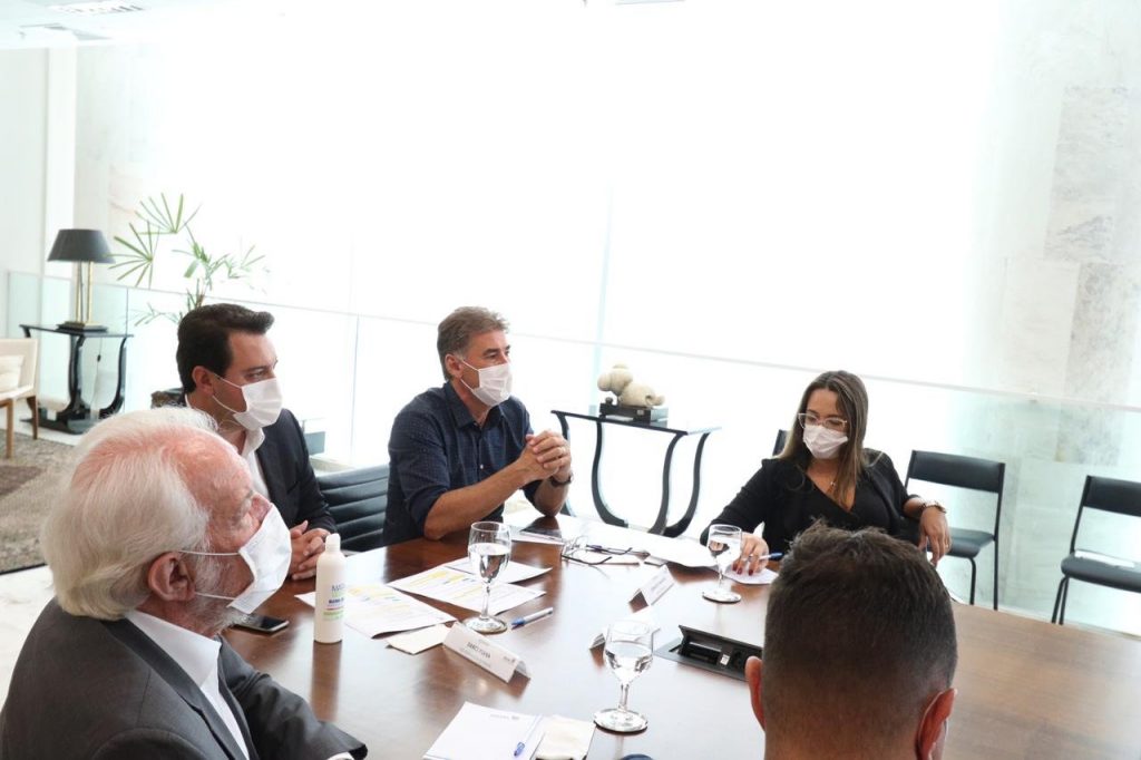 Prefeito Paranhos e governador Ratinho Jr discutem modernização do transporte com grupo chinês