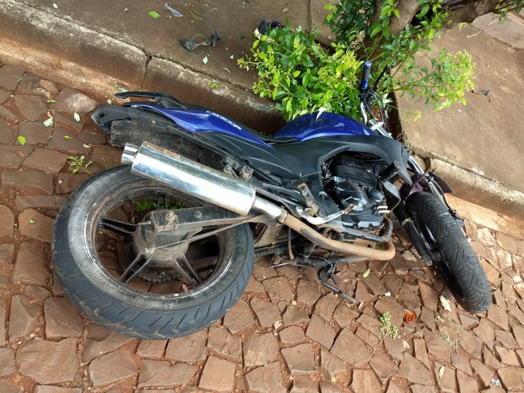 Jovem morre após colidir moto contra portão de casa e em árvore em Santo Antônio do Sudoeste