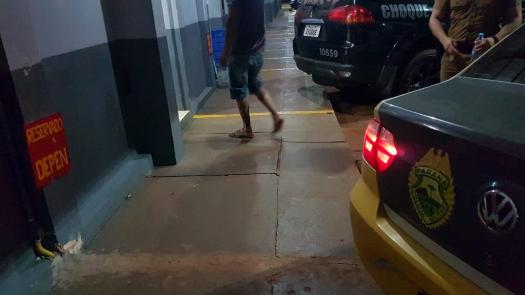 Homem bate carro contra muro e é levado para delegacia por embriaguez no Brasmadeira