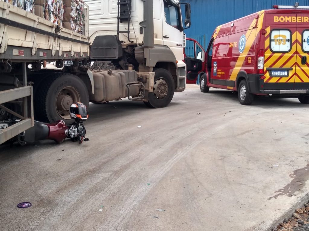 Condutor de moto fica ferido em grave colisão com carreta em Francisco Beltrão