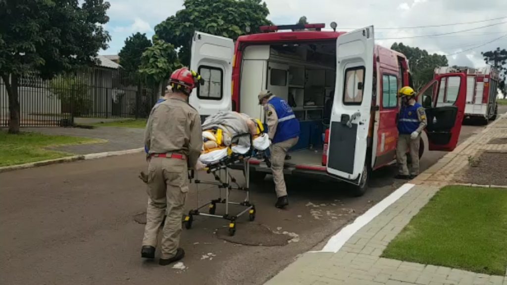 Idosa de 90 anos é socorrida no Bairro Pacaembu, após sofrer queda