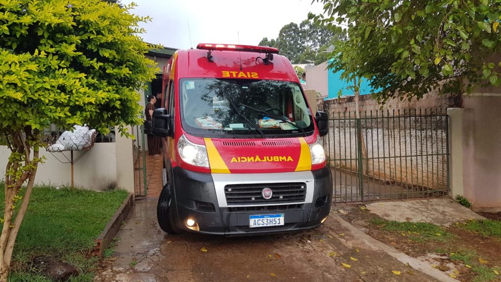 Idosa é socorrida pelo Siate após cair de cama em residência na Rua Carlos Chagas, no Pacaembu