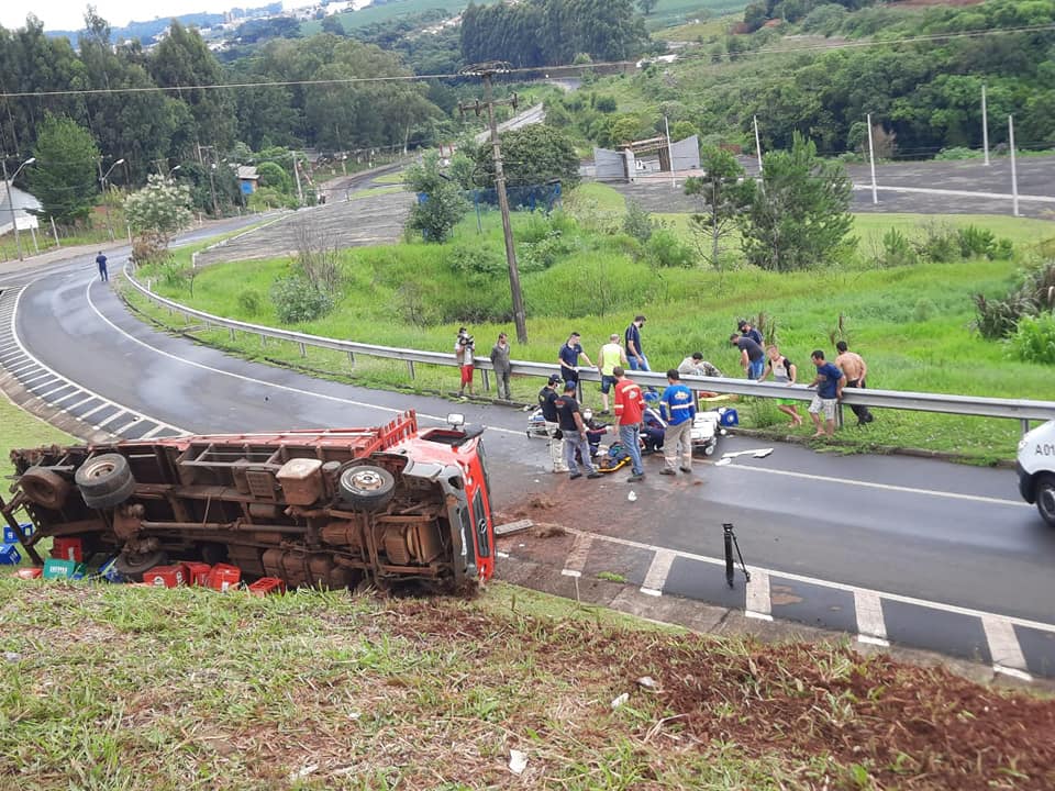 Condutor e passageiro são arremessados após caminhão de bebidas tombar na BR-158