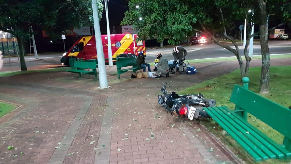 Motociclista tem suspeita de fratura ao colidir contra árvore na Praça da Bíblia