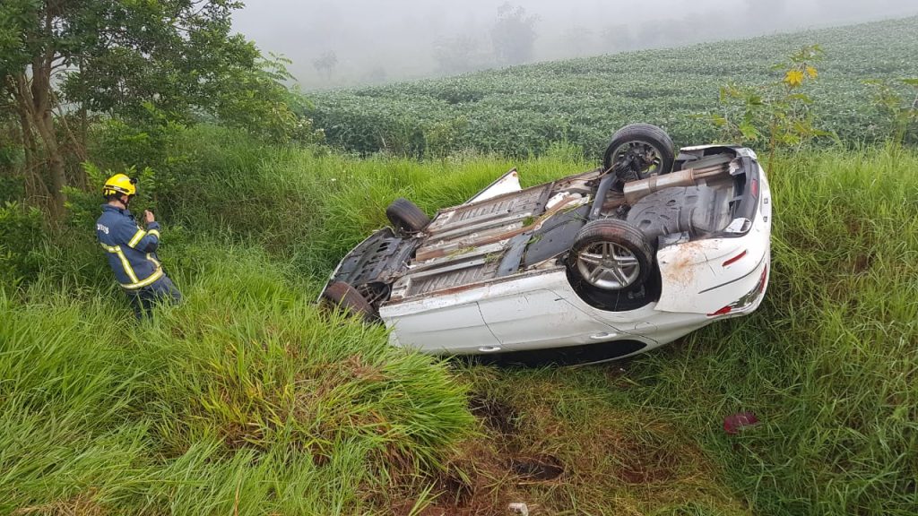 Condutor perde a direção e capota o veículo na BR-467 em Cascavel