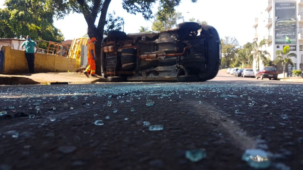 Fiat Doblo tomba após acidente de trânsito na Rua Pio XII, no Centro