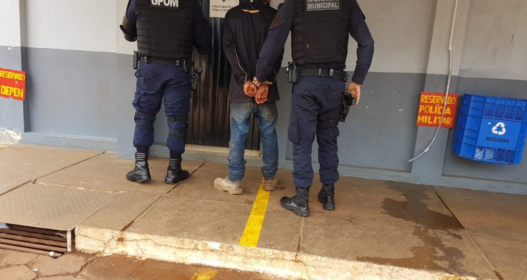 Jovem com mandado de prisão em aberto é detido pela GPOM na Av. Tito Muffato Jovem com mandado de prisão em aberto é detido pela GPOM na Av. Tito Muffato