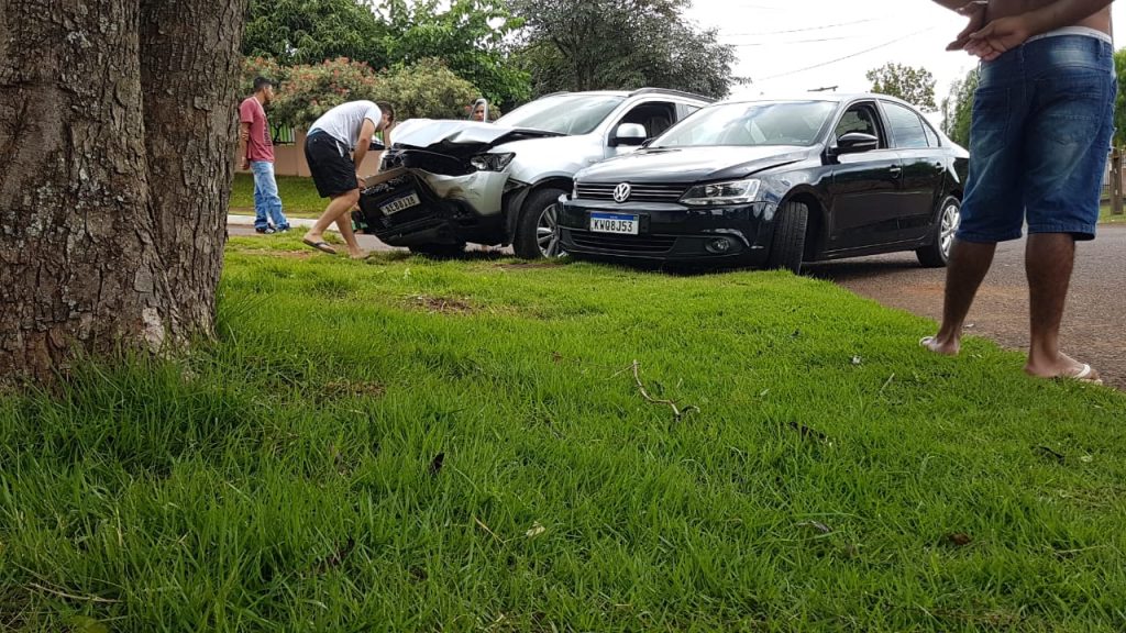 Acidente é registrado entre veículos na Av. Corbélia Acidente é registrado entre veículos na Av. Corbélia