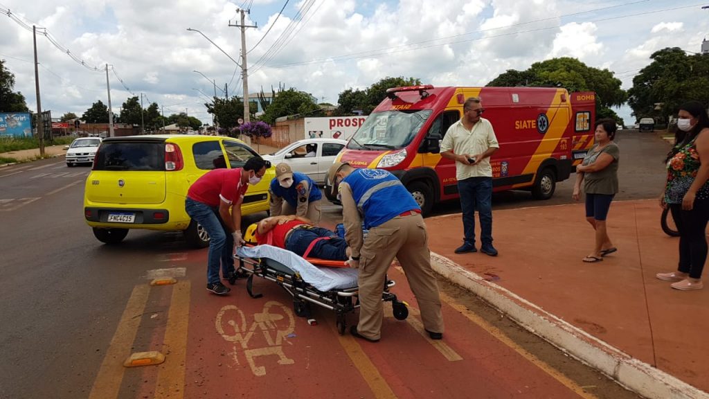 Ciclista fica ferido ao ser atingido por Fiat Uno na Av. Tito Muffato Ciclista fica ferido ao ser atingido por Fiat Uno na Av. Tito Muffato