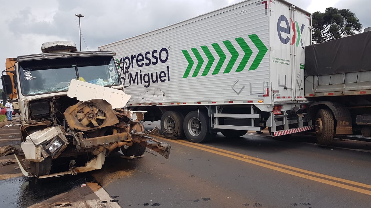 Postes caem durante temporal na BR 277, região do Trevo da Portal