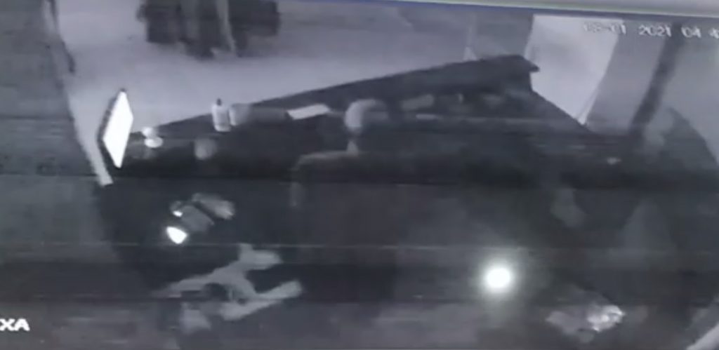 Câmeras de segurança registram furto em loja no centro da cidade