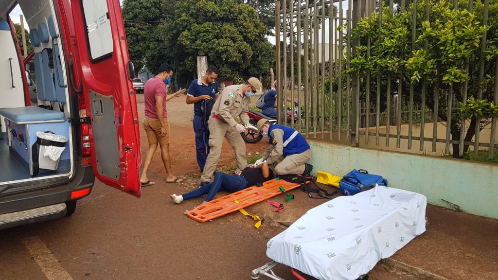 Colisão entre moto e bicicleta deixa motociclista ferida na marginal da BR-277, no Santa Felicidade