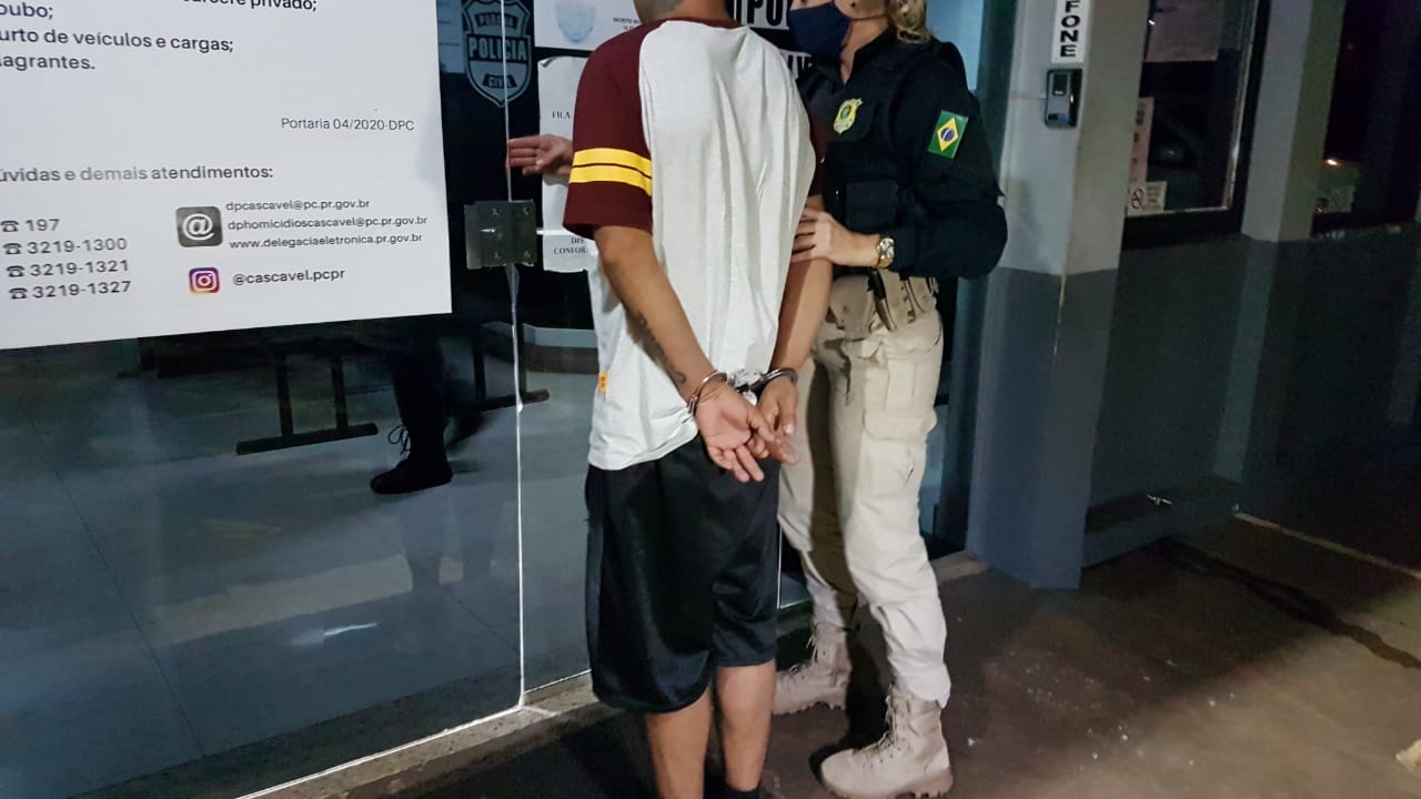 Homem é detido pela Polícia Rodoviária Federal com mandado de prisão em aberto Imagem referente a Homem é detido pela Polícia Rodoviária Federal com mandado de prisão em aberto