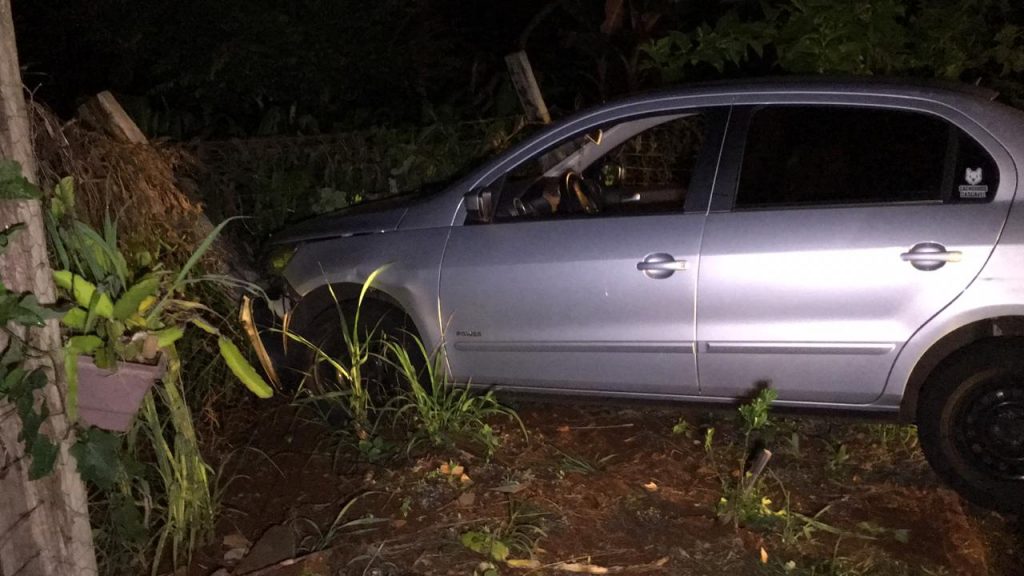 Motorista colide carro contra cerca no fim da Rua Jabuticabeira, no Parque Verde