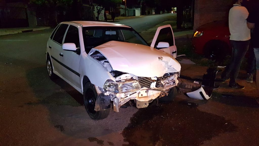 Carros colidem no cruzamento das ruas Bororós e Vista Alegre, no Paulo Godoy