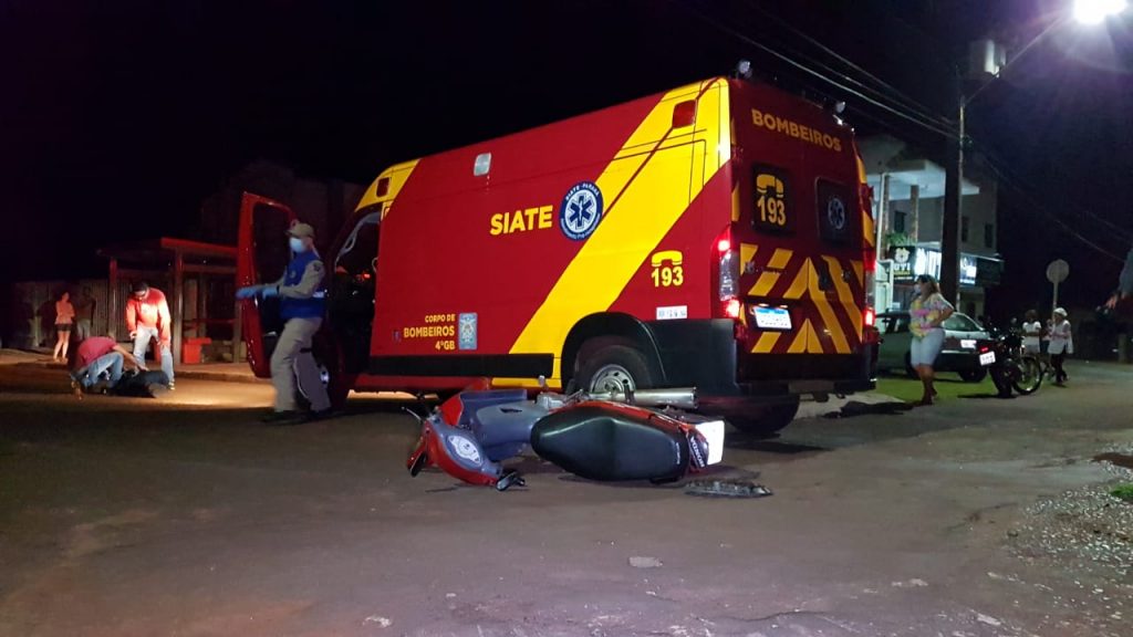Colisão entre carro e moto deixa homem ferido na Avenida Piquiri, no Jardim Melissa