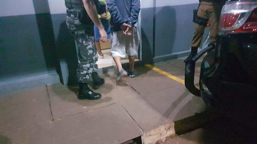 Dois homens são detidos pela PM suspeitos de tráfico de drogas no Interlagos