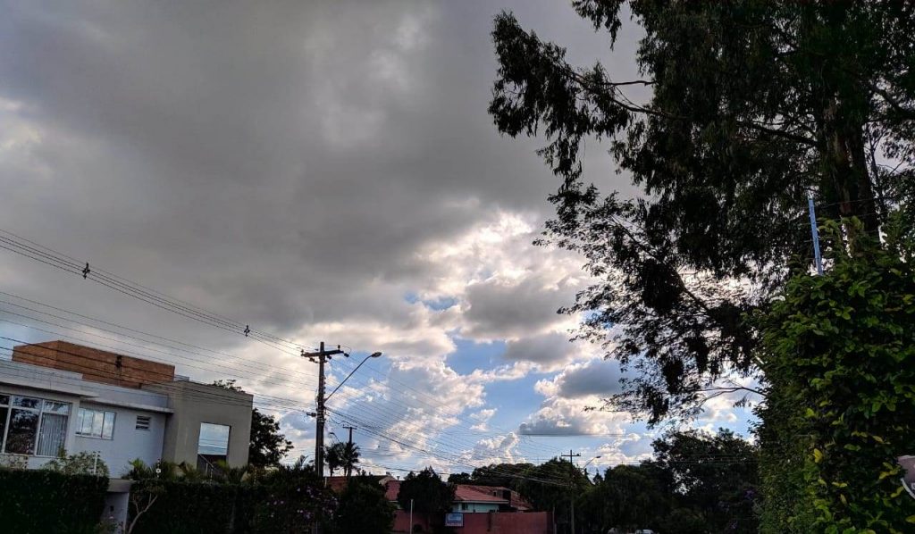 Sábado deve ser abafado e com possibilidade de pancadas de chuva em Cascavel